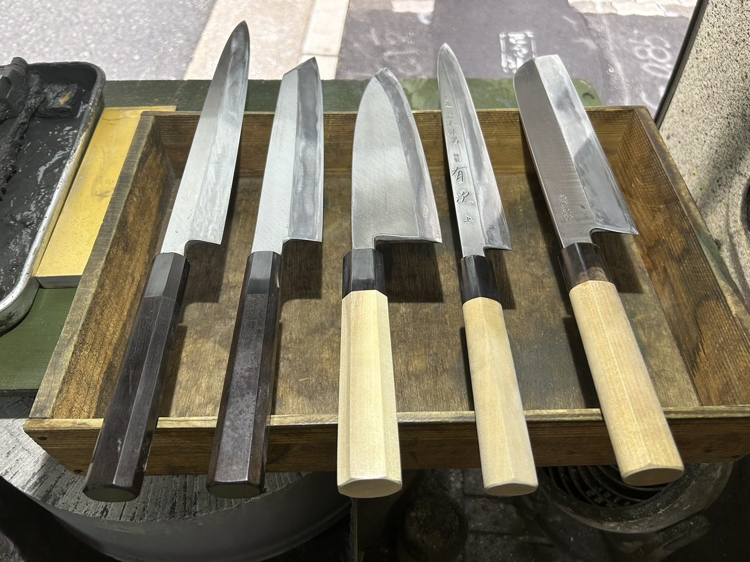 木の板に並んだ和包丁