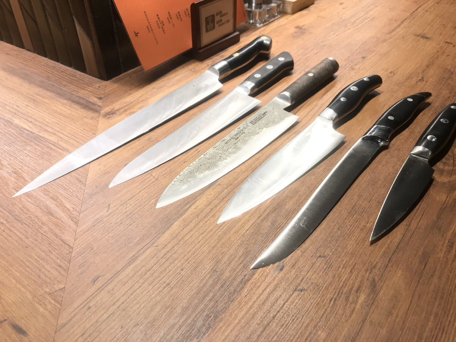 木の床に並んだ、砥ぎ上がりの包丁