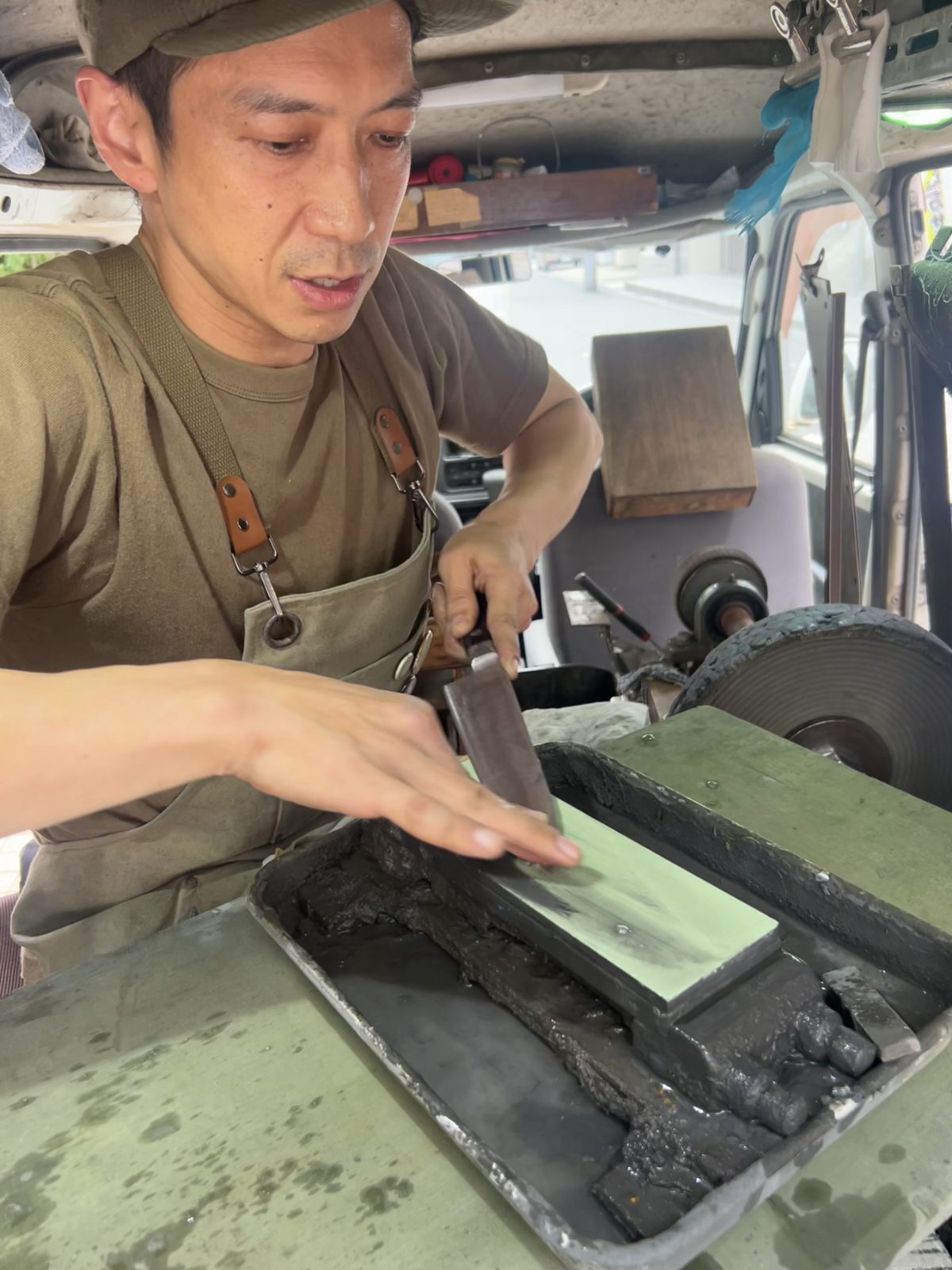 砥石の上で包丁を手研ぎする様子